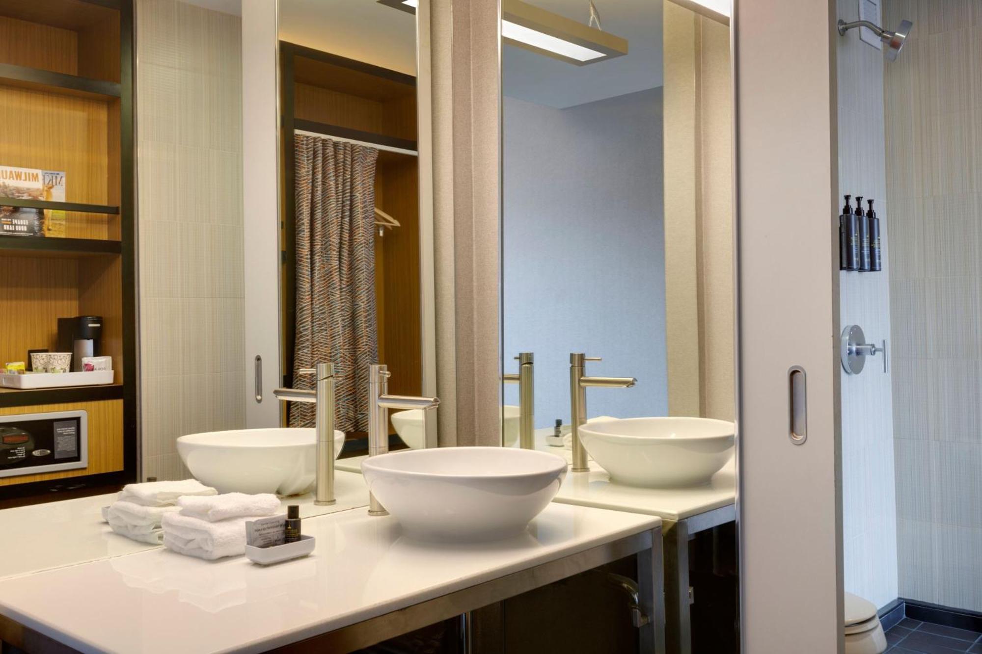Aloft Hotel Milwaukee Downtown Bagian luar foto